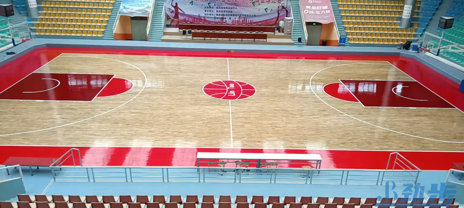 劲步体育打磨翻新篮球馆运动木地板助力球场