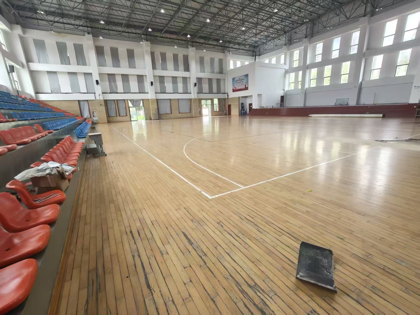 体育馆运动木地板翻新