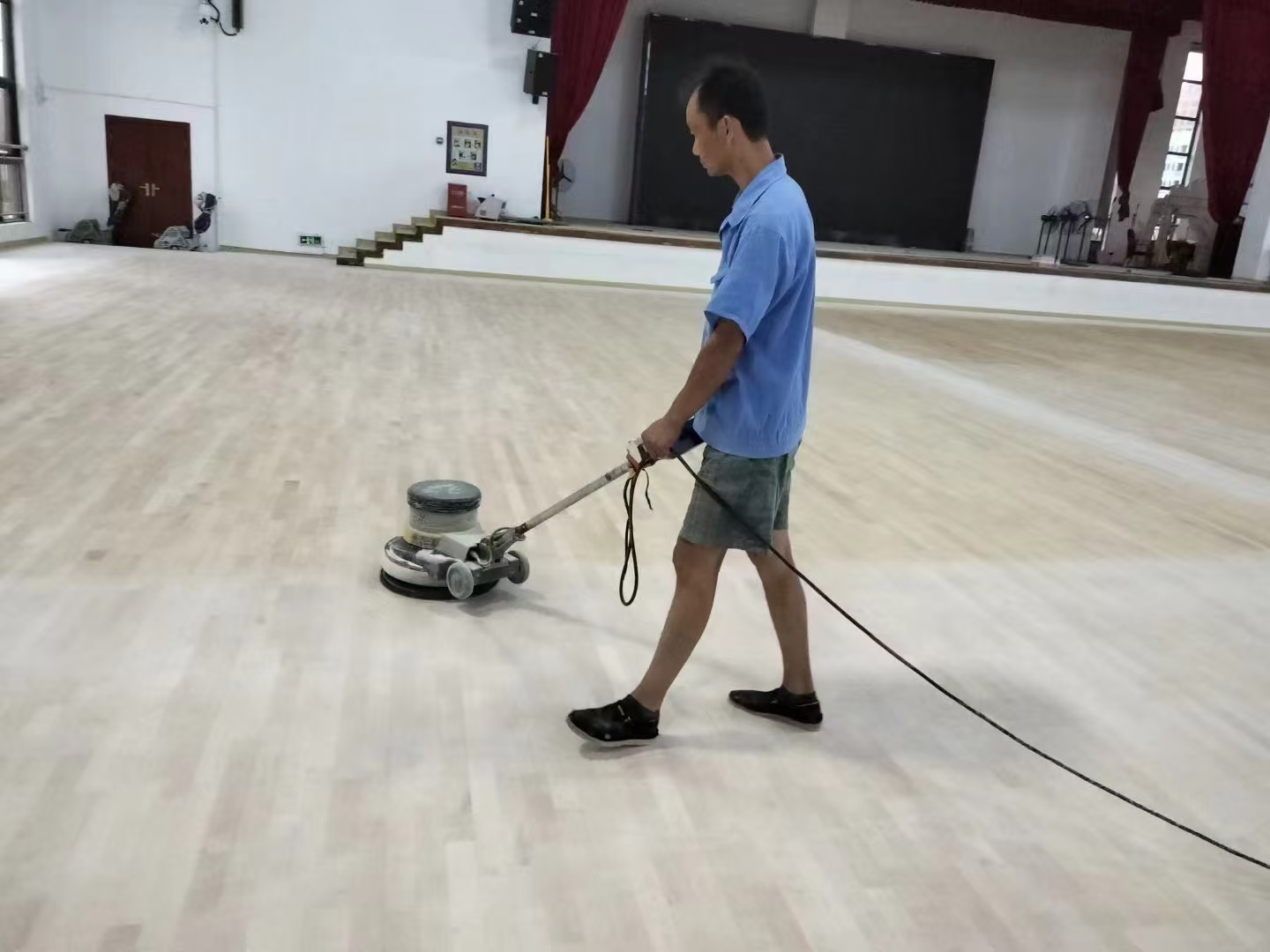 舞台运动木地板翻新