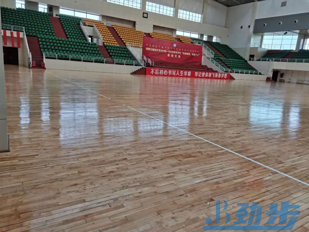 运动木地板翻新维修：别让小损伤拖垮场馆，专业处理让老地板重焕活力