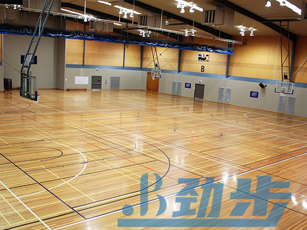 旧板焕新攻略：篮球馆木地板怎样翻新的？