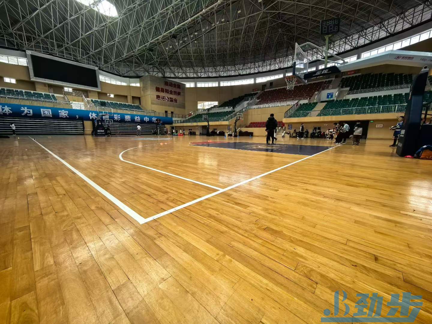 篮球馆木地板翻新维修：让旧赛场重获新生，守护每一次热血对决