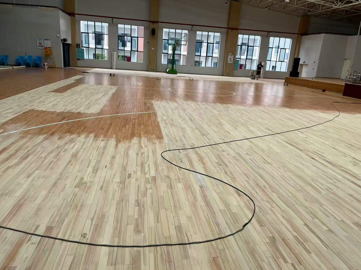 小修大益:篮球馆木地板修补,守住安全与场
