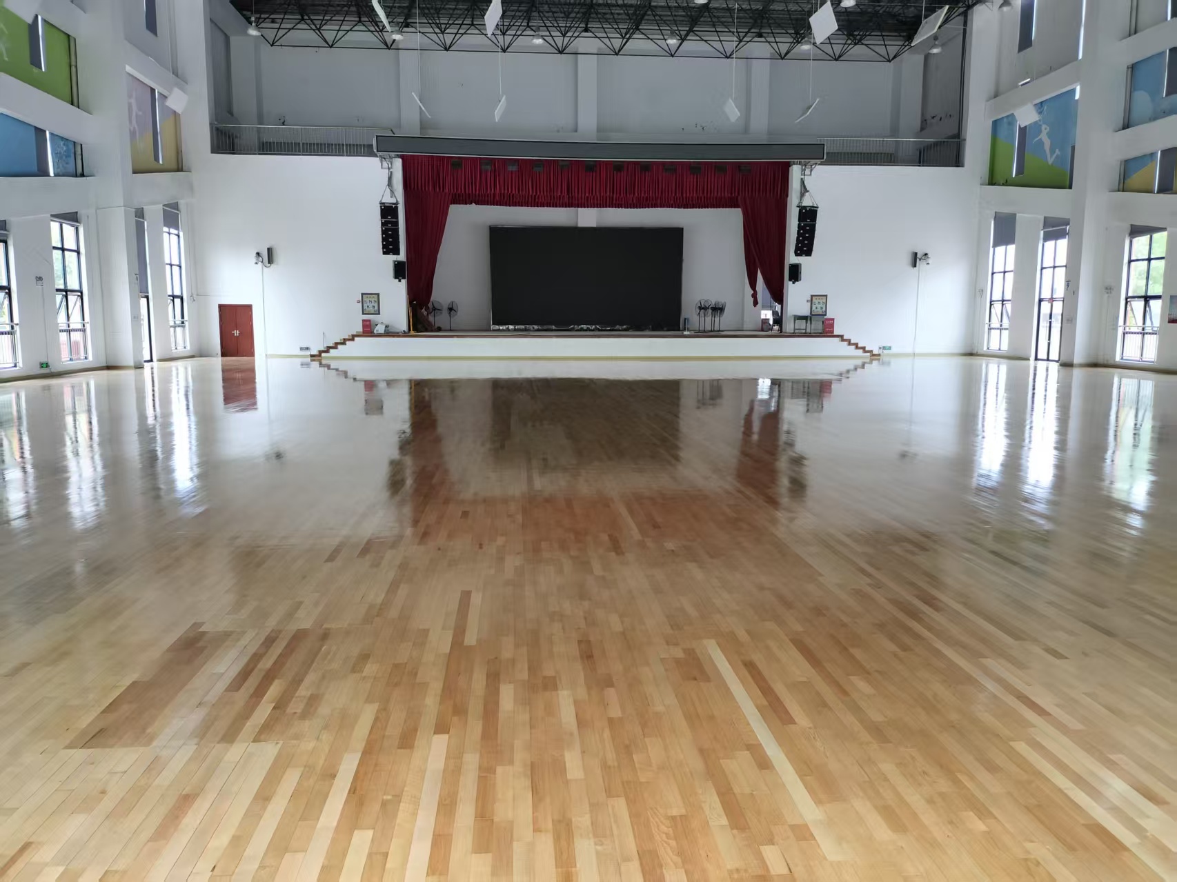 运动地板翻新多少钱？选对翻新方案，焕新场